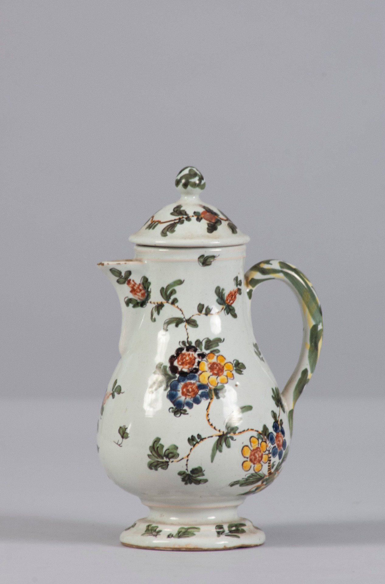 Pesaro (XVIII Secolo) Caffettiera al tacchiolo in maiolica policroma